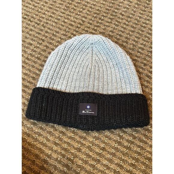 🩶Ben Sherman Acrylic Gray Knit Beanie With Navy Cuff And Logo Patch OSFM EUC!! - Picture 1 of 5